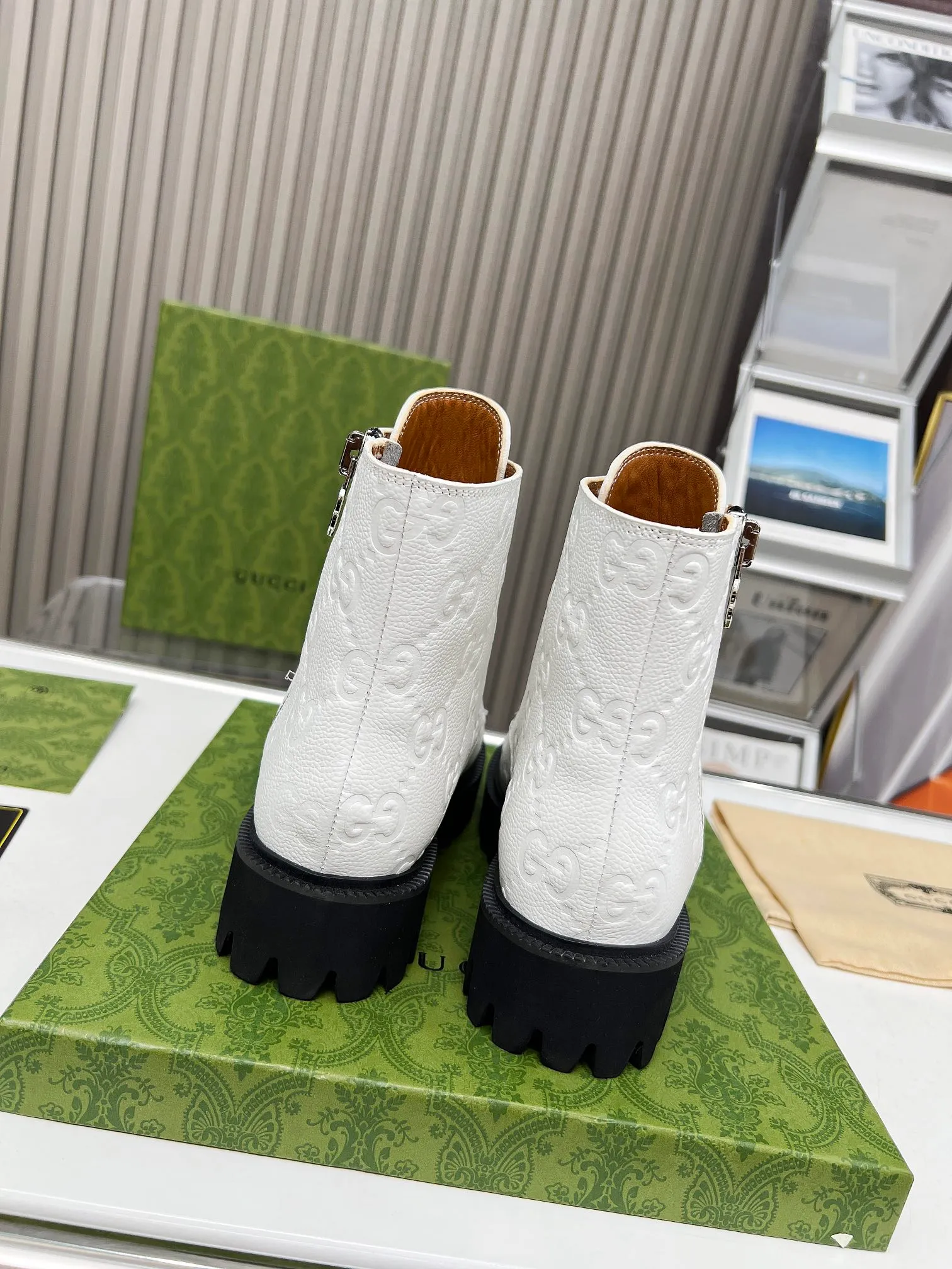 👟👟Ex-factory price 540👟👟 Gucci 2023 super cool Martin boots, the GG logo continues to shine in the new series, comfort and lightness are ingeniously presented on this women's leather boots. The classic GG pattern evolved from the name of the brand's founder, Mr. Guccio Gucci. It was first used in the 1930s. After nearly a century of development, it still provides inspiration for the brand to explore new expressions. Code number:35-43#